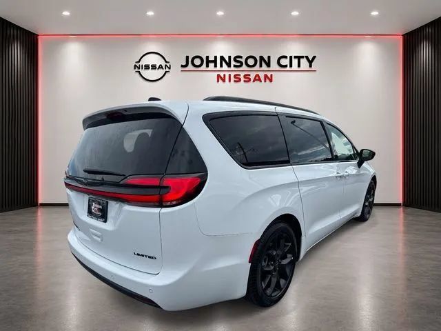 Used 2025 Chrysler Pacifica Limited FWD image 4