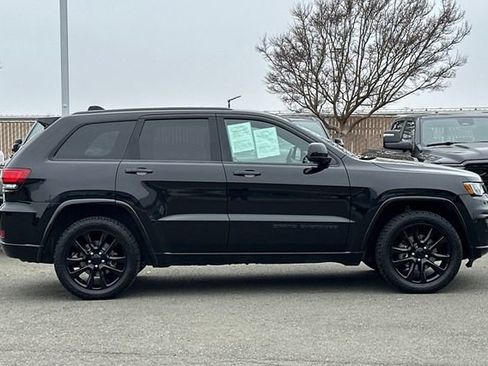 Used 2018 Jeep Grand Cherokee Altitude image 3