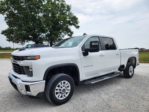 Used 2025 Chevrolet Silverado 2500 LT w/ Convenience Package AWD/4WD image 4