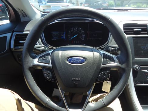 Used 2015 Ford Fusion SE FWD image 12