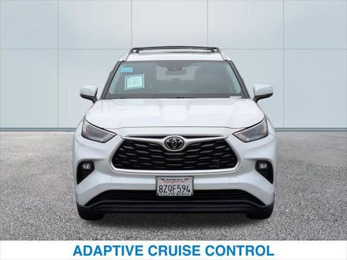 Used 2022 Toyota Highlander XLE FWD image 3