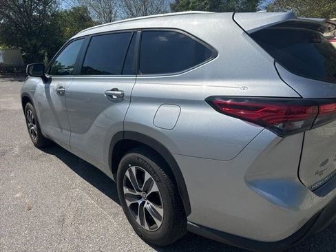 Used 2023 Toyota Highlander XLE image 2