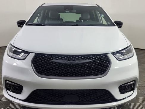 New 2026 Chrysler Pacifica Select image 2