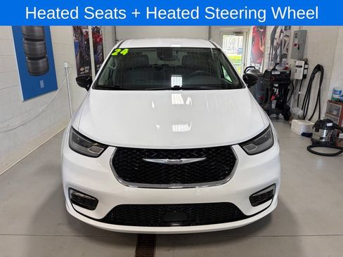 Used 2024 Chrysler Pacifica Touring-L FWD image 2