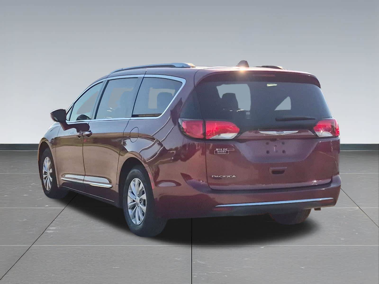 Used 2018 Chrysler Pacifica Touring-L FWD image 4
