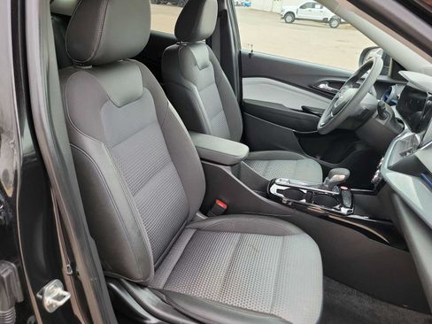 Used 2025 Chevrolet Trax LT FWD image 18