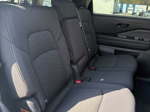 Used 2024 Nissan Pathfinder SV image 11