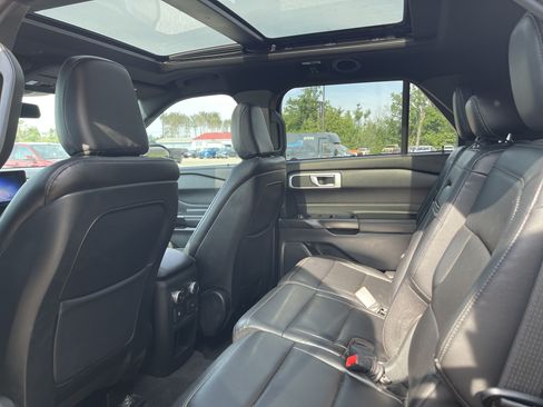 Used 2020 Ford Explorer XLT w/ Equipment Group 202A AWD/4WD image 11