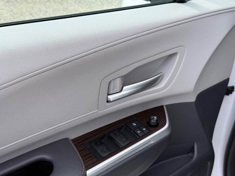 Used 2024 Toyota Sienna XLE FWD image 19