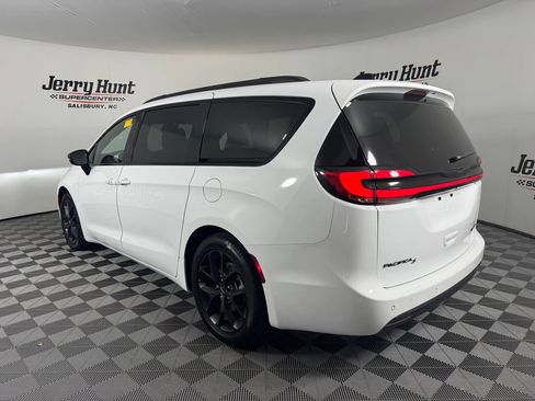 Used 2025 Chrysler Pacifica Limited FWD image 9