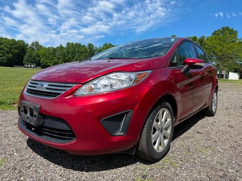 Used 2013 Ford Fiesta SE FWD image 1