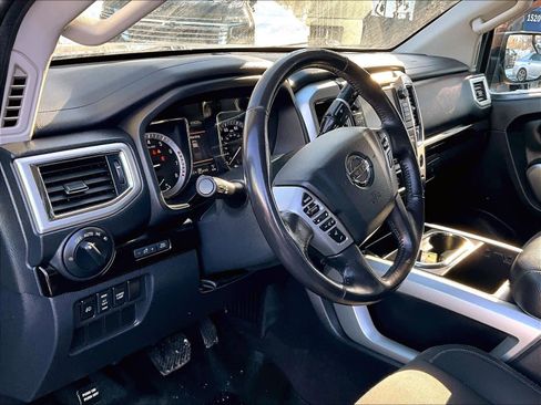 Used 2019 Nissan Titan SV w/ SV Convenience Package image 8