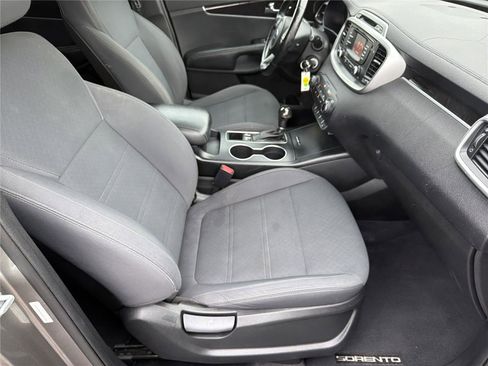 Used 2016 Kia Sorento LX w/ LX Convenience Package image 13