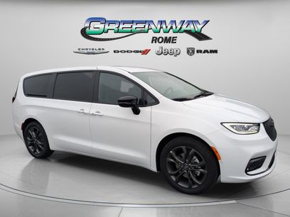 New 2026 Chrysler Pacifica Select
