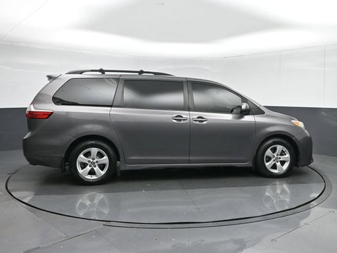 Used 2018 Toyota Sienna LE w/ Carpet Mat Package FWD image 8
