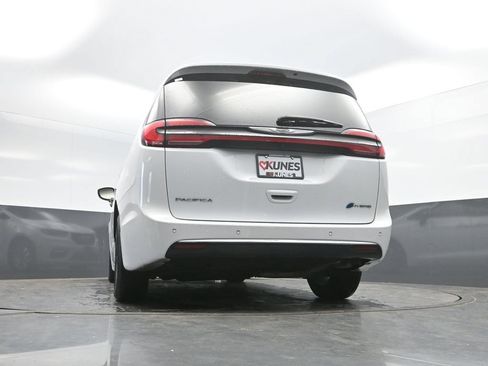 Used 2024 Chrysler Pacifica Limited FWD image 37