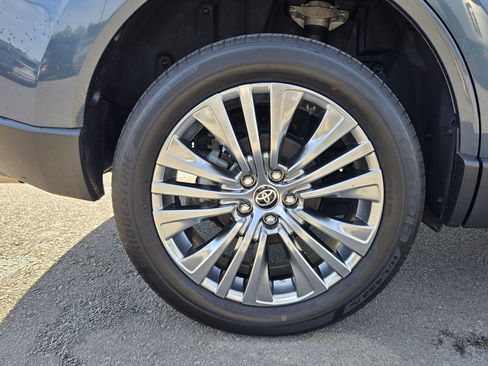 Used 2021 Toyota Venza Limited image 17