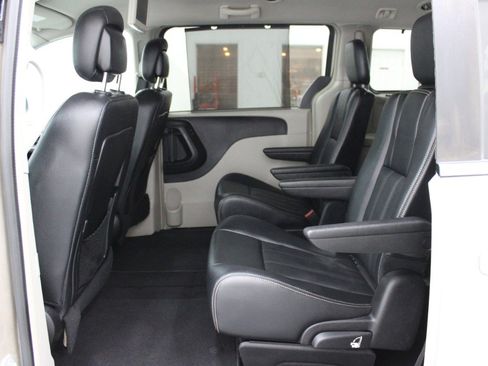 Used 2016 Chrysler Town & Country Touring w/ Driver Convenience Group FWD image 8