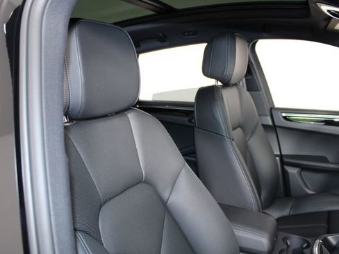 Certified 2025 Porsche Macan AWD/4WD image 24
