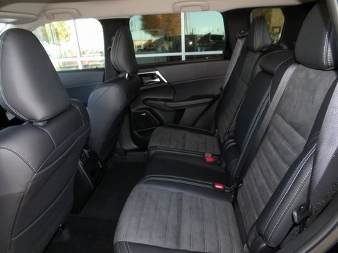 New 2025 Mitsubishi Outlander SE image 16