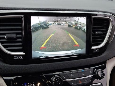 Used 2024 Chrysler Pacifica Touring-L image 19