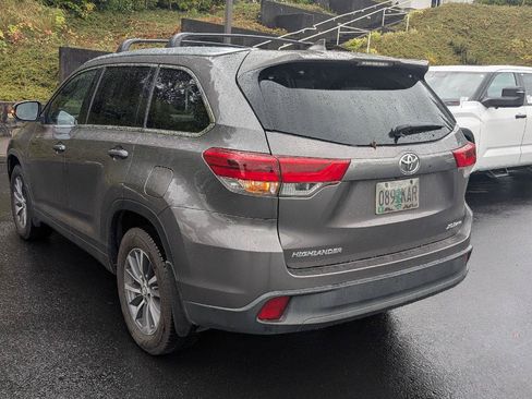 Used 2017 Toyota Highlander XLE AWD/4WD image 2
