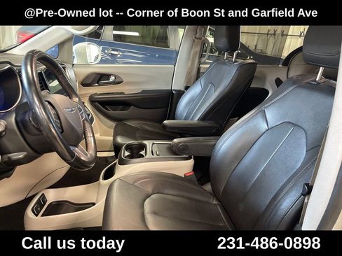 Used 2020 Chrysler Pacifica Touring-L Plus FWD image 14