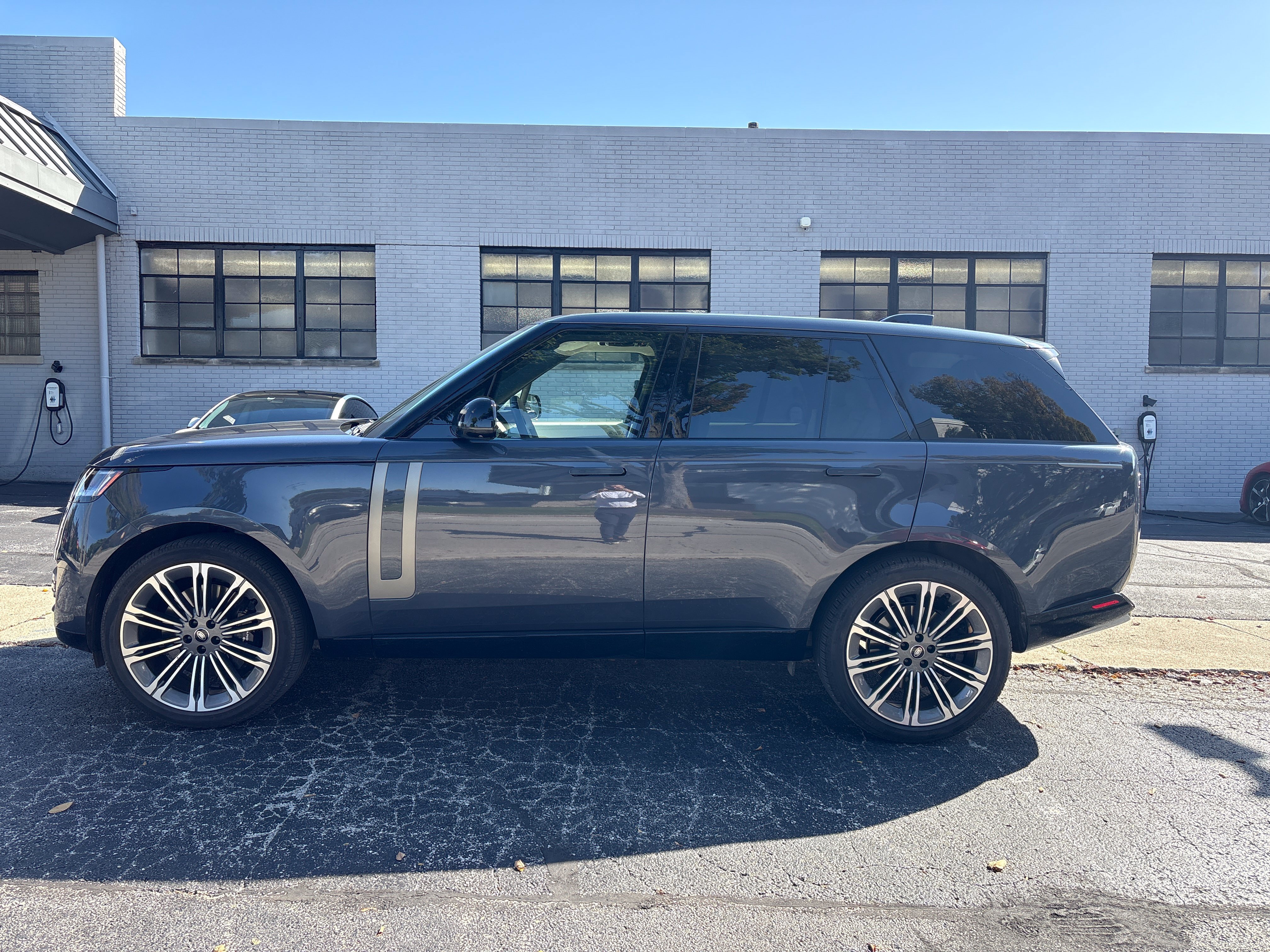 Used 2025 Land Rover Range Rover SE AWD/4WD image 2