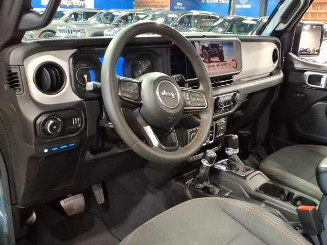 Used 2024 Jeep Wrangler Unlimited w/ Convenience Group AWD/4WD image 11
