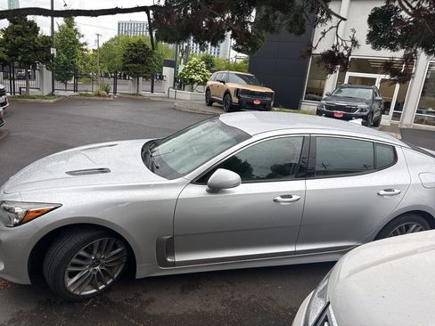 Used 2018 Kia Stinger RWD image 3