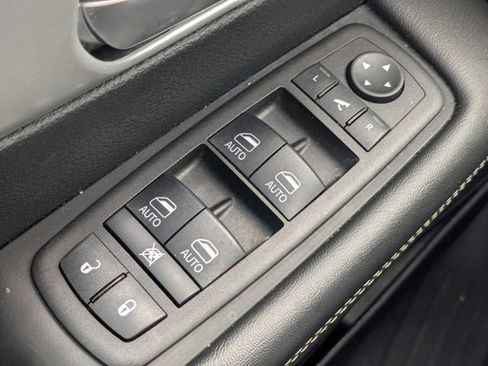 Used 2025 Chrysler Pacifica Limited FWD image 22