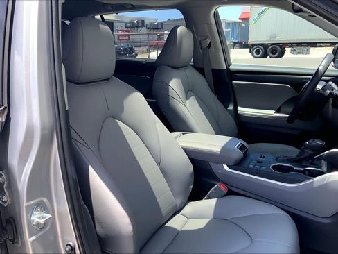 Used 2025 Toyota Highlander XLE AWD/4WD image 13