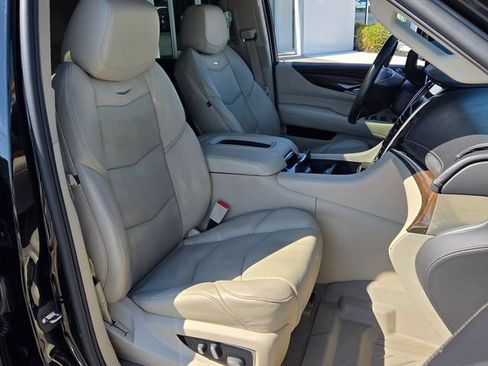 Used 2020 Cadillac Escalade Luxury AWD/4WD image 18