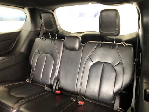 Used 2023 Chrysler Pacifica Touring-L w/ S Appearance Package FWD image 10