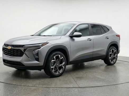 Used 2025 Chevrolet Trax LT image 3