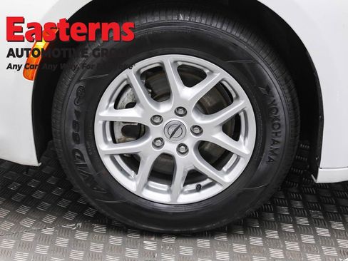 Used 2022 Chrysler Voyager LX image 30