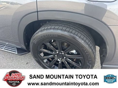 Used 2023 Toyota Highlander XLE image 12