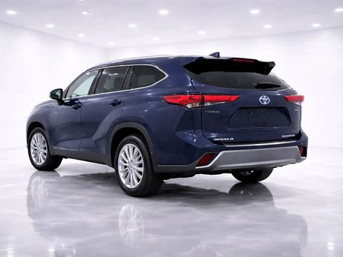 Used 2021 Toyota Highlander Limited w/ Protection Package #3 (TMS) AWD/4WD image 3