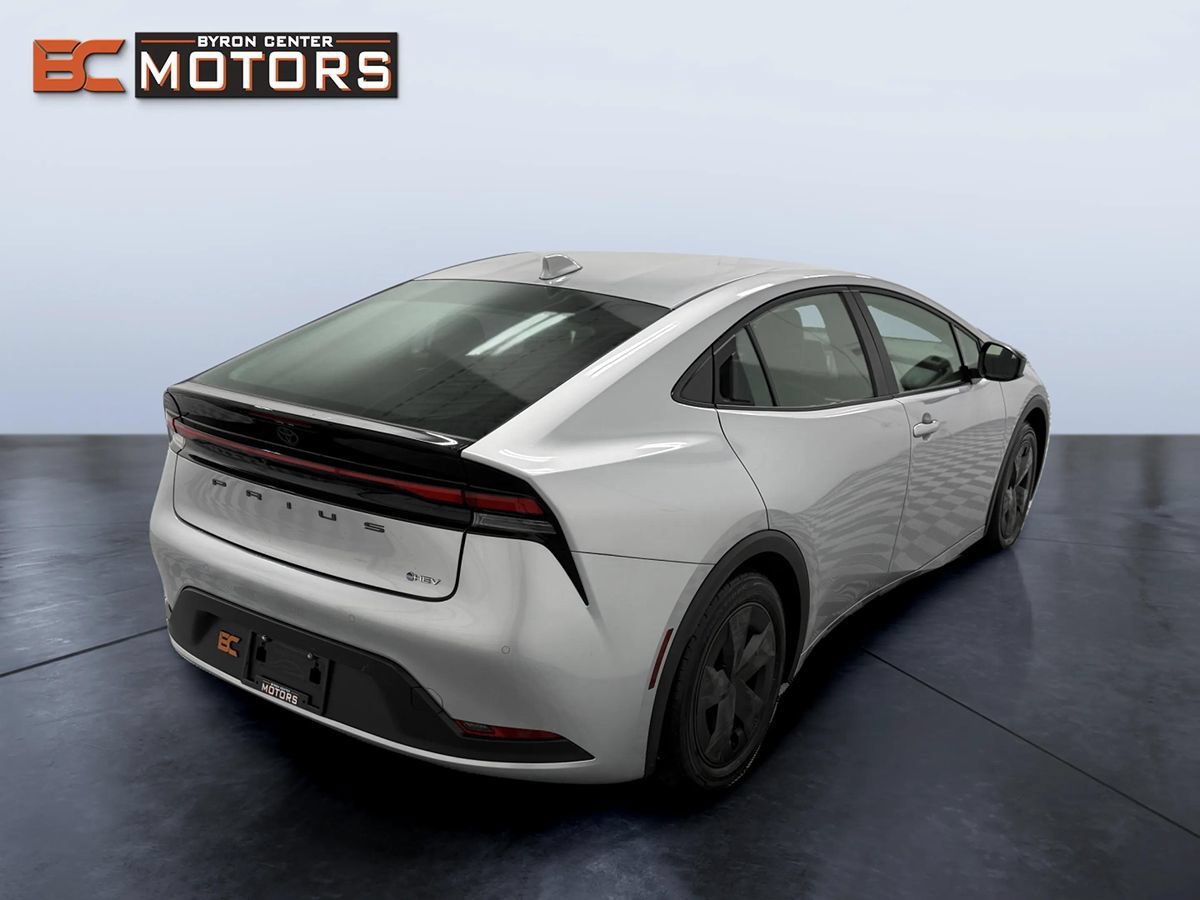 Used 2025 Toyota Prius LE FWD image 6