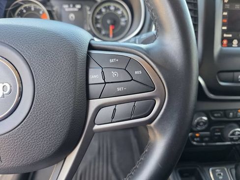 Used 2019 Jeep Cherokee Latitude Plus w/ Comfort/Convenience Group FWD image 32