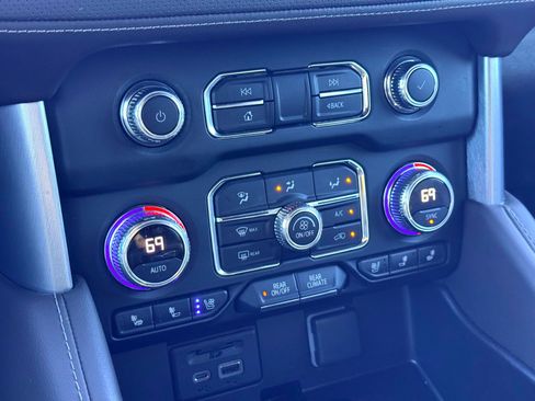 Used 2021 GMC Yukon SLT w/ SLT Premium Package image 30