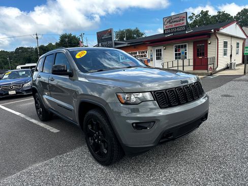 Used 2019 Jeep Grand Cherokee Laredo image 3