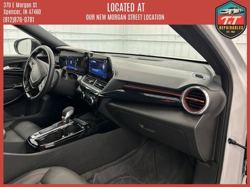 Used 2024 Chevrolet Trax RS w/ Sunroof Package FWD image 33