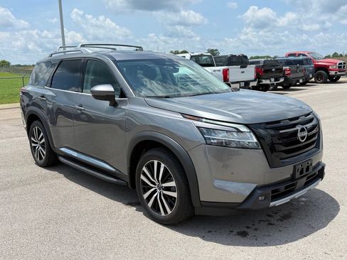 Used 2023 Nissan Pathfinder Platinum AWD/4WD image 2