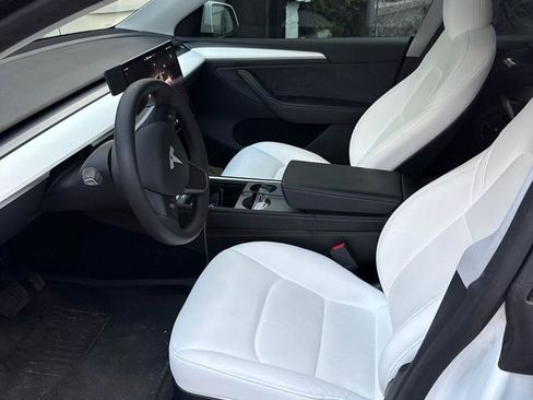 Used 2024 Tesla Model Y Long Range AWD/4WD image 3