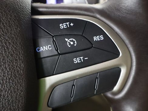 Used 2015 Jeep Grand Cherokee Overland AWD/4WD image 41