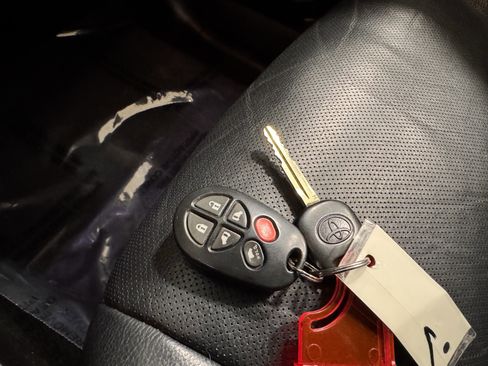 Used 2019 Toyota Sienna SE image 15