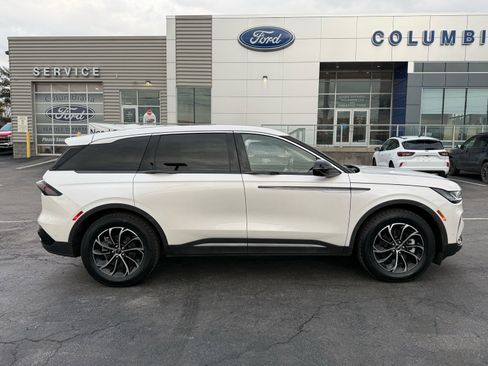 Used 2024 Lincoln Nautilus Premier w/ Equipment Group 102A image 15