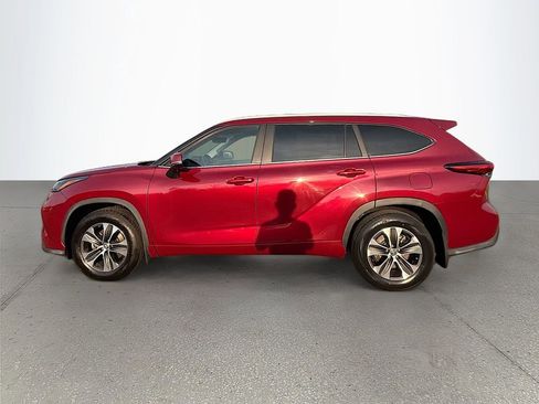 Used 2023 Toyota Highlander XLE image 7
