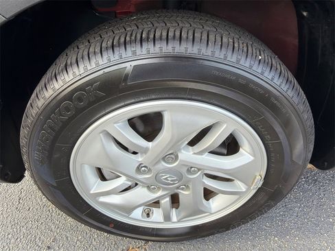 Used 2024 Hyundai Venue SE image 11